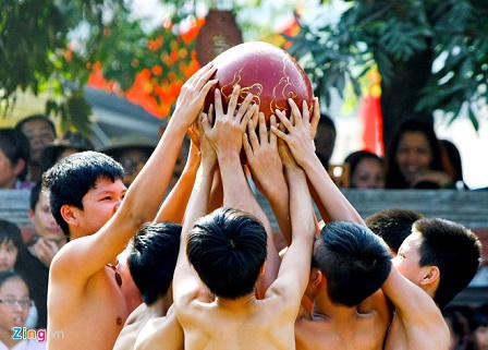 Trai Hà Nội cởi trần thi vật